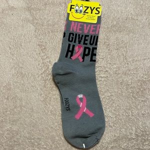 Foozy’s Women’s Collection.  Gray Never Guve Up (Breast Cancer) Crew Socks